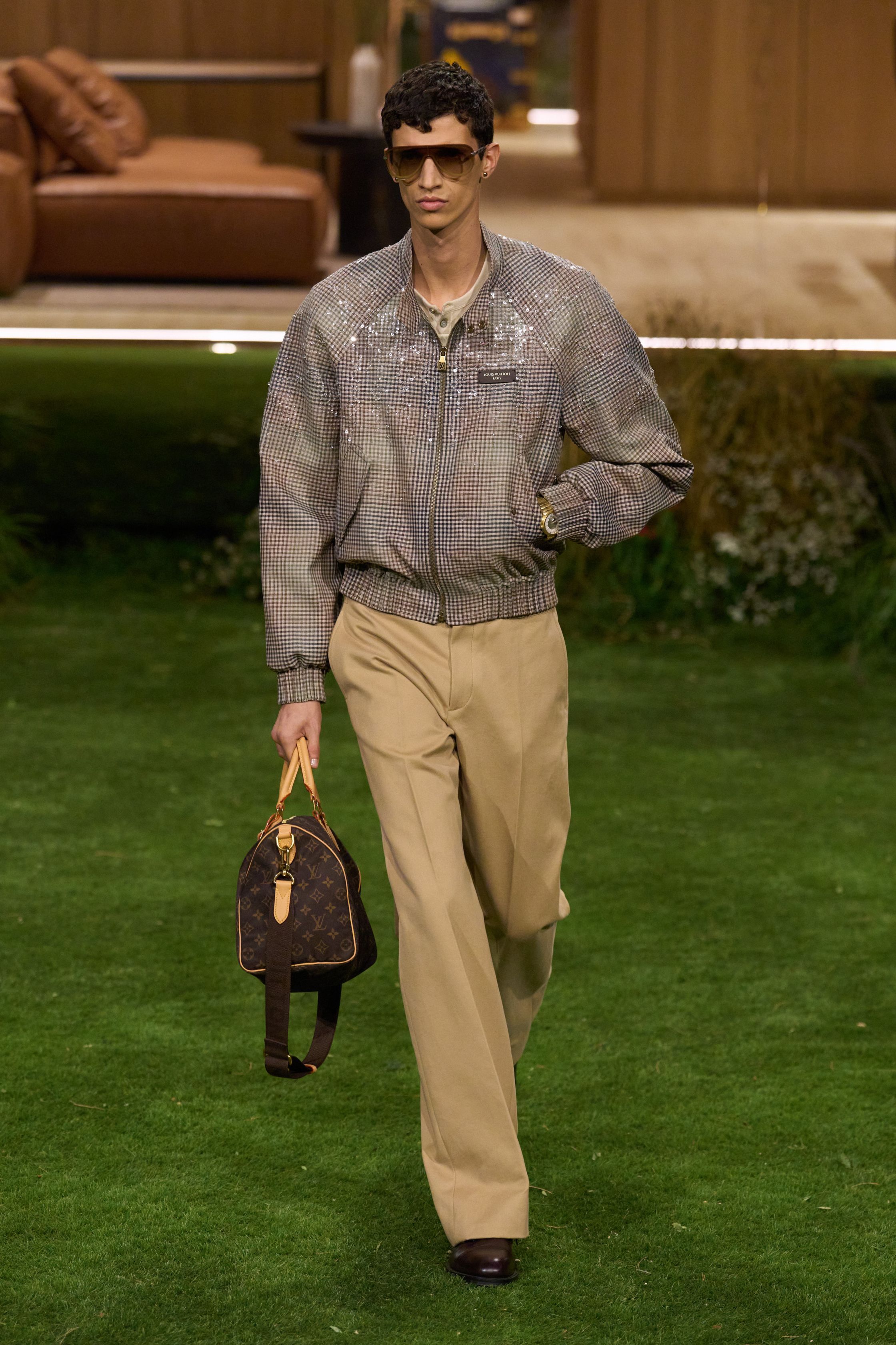 Louis Vuitton 26FW 男装以“当代绅士的旅行状态”为核心，在花园式场景中展开一场关于移动、身份与功能的叙事。功能夹克、细致西装、学院感针织与标志性包袋并行出现，色彩回归卡其、橄榄绿、灰褐与深红，呈现出低调却高度可穿的奢华现实主义。系列强化了“穿着中的生活感”，将品牌传统的旅行基因转译为更克制、更日常的现代衣橱方案-顽石频道趋势研究